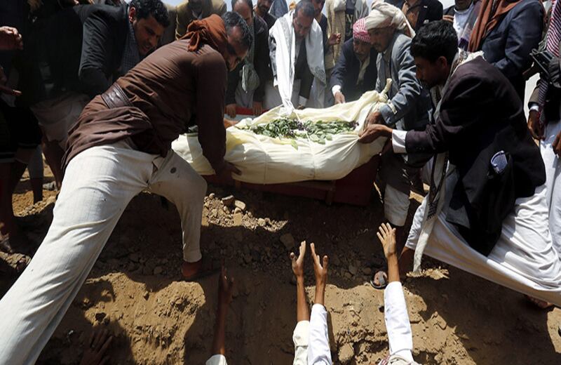 Entierran a una de las víctimas del atentado perpetrado en Saná. Al menos 32 personas murieron y casi un centenar resultaron heridas en el doble atentado terrorista cometido el miércoles contra una mezquita chií en el centro de la capital del Yemen. 