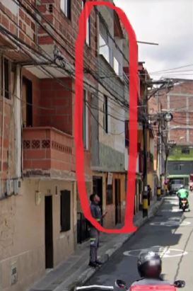 Este esta casa se estaría presentando un caso de maltrato animal.