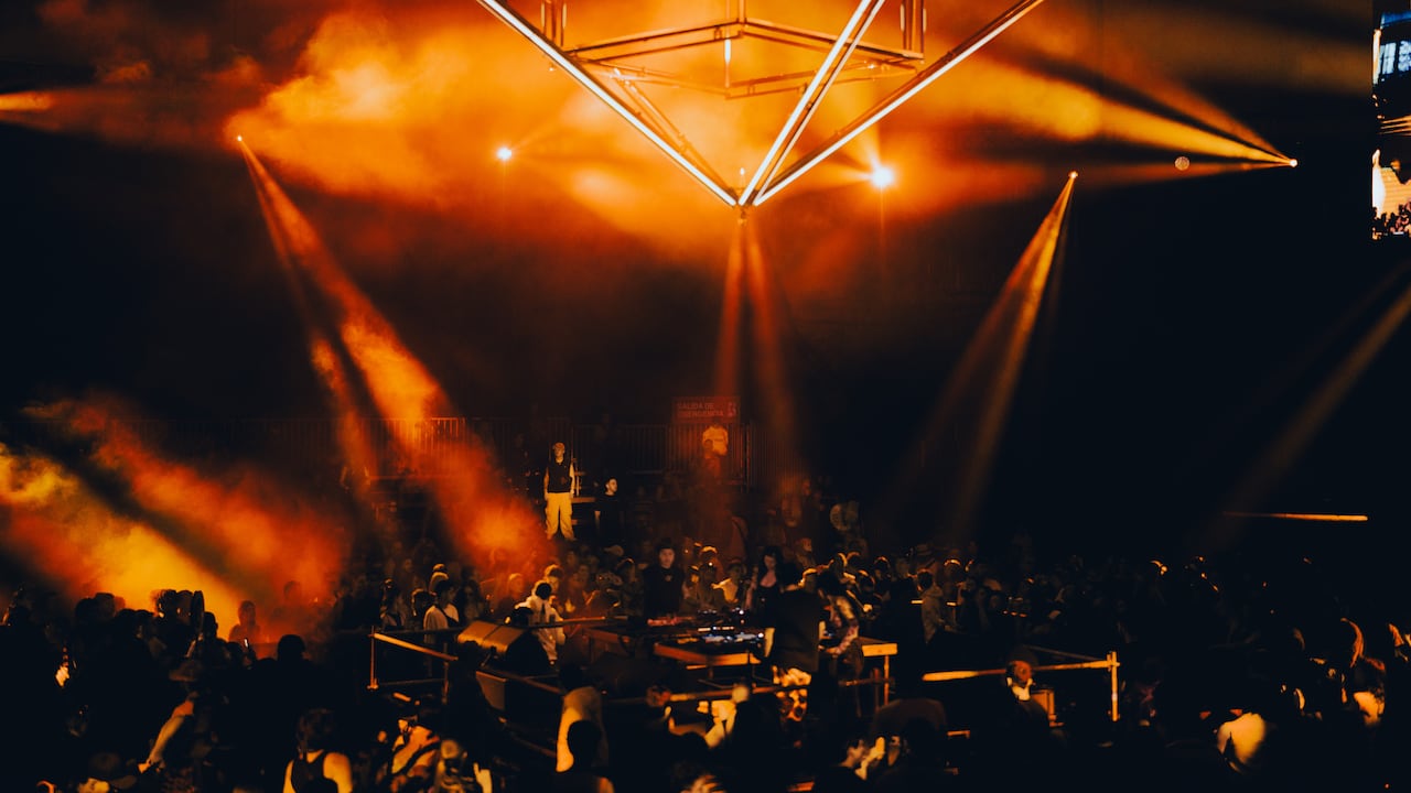 En esa hipnótica gallera musical llamada escenario 'todalanoche' tuvieron lugar batallas y toques complementarios entre DJs.