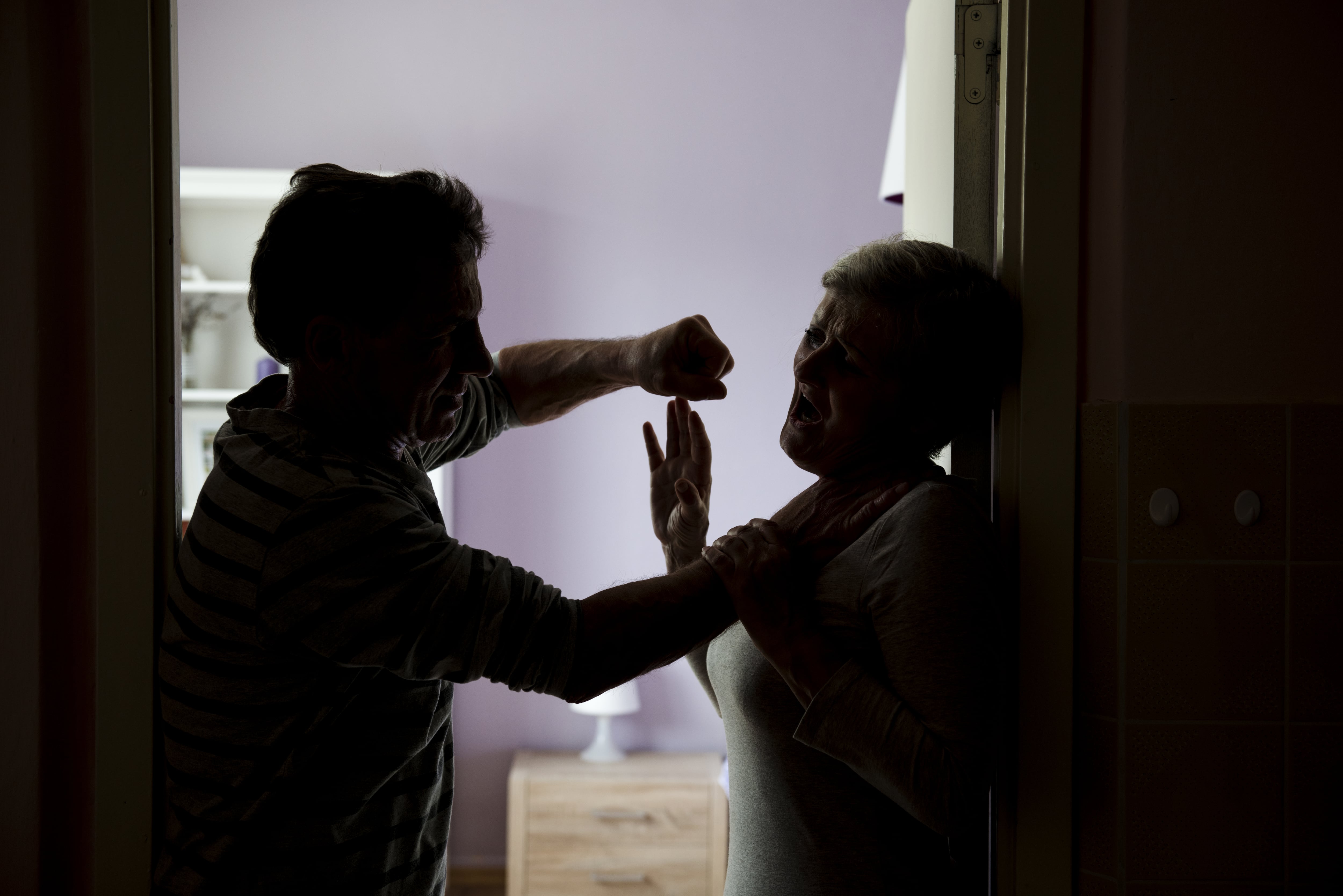 Agresión contra madre adulta mayor
