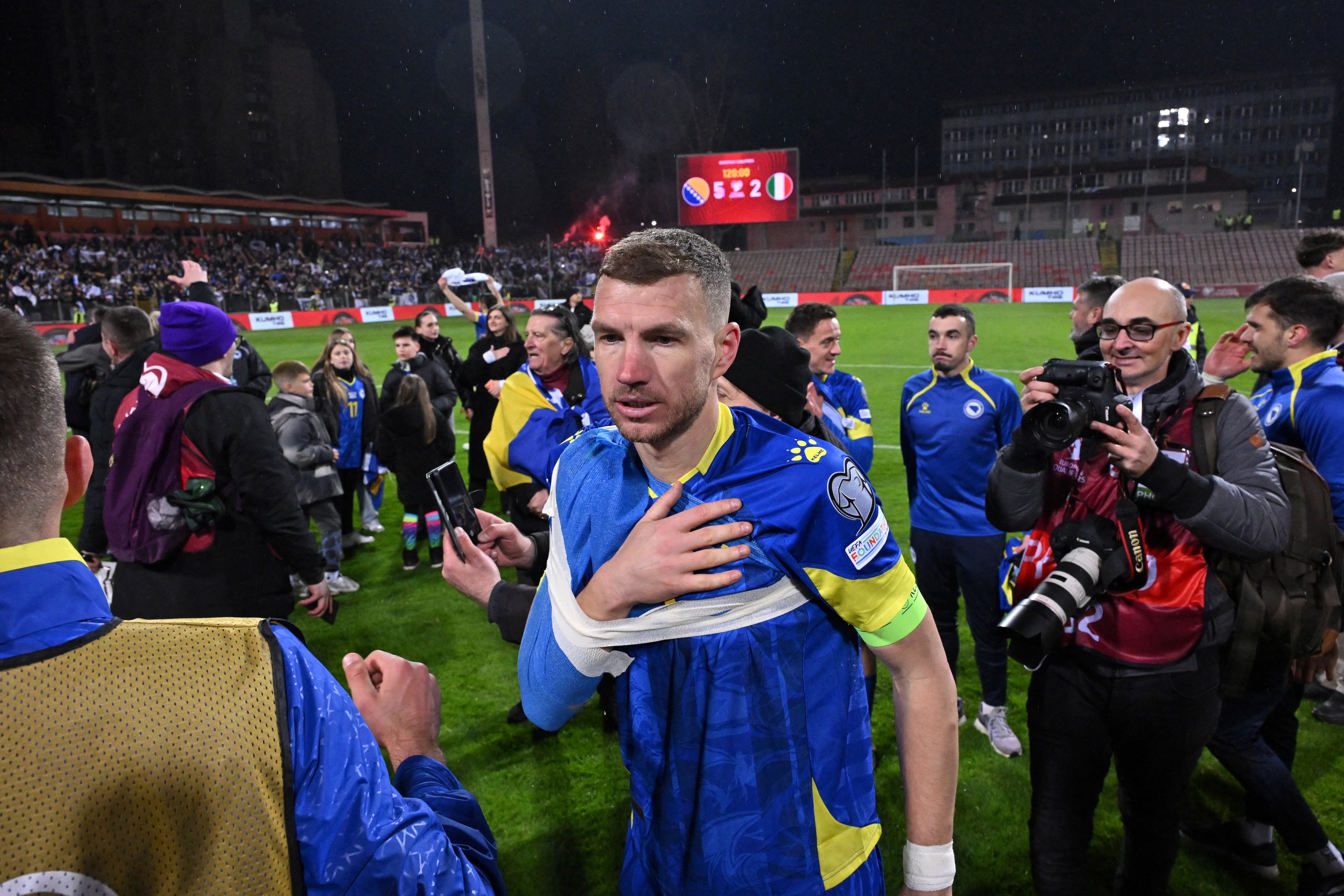 Edin Dzeko contó dura anécdota con sus amigos de niño mientras jugaban fútbol en Bosnia.