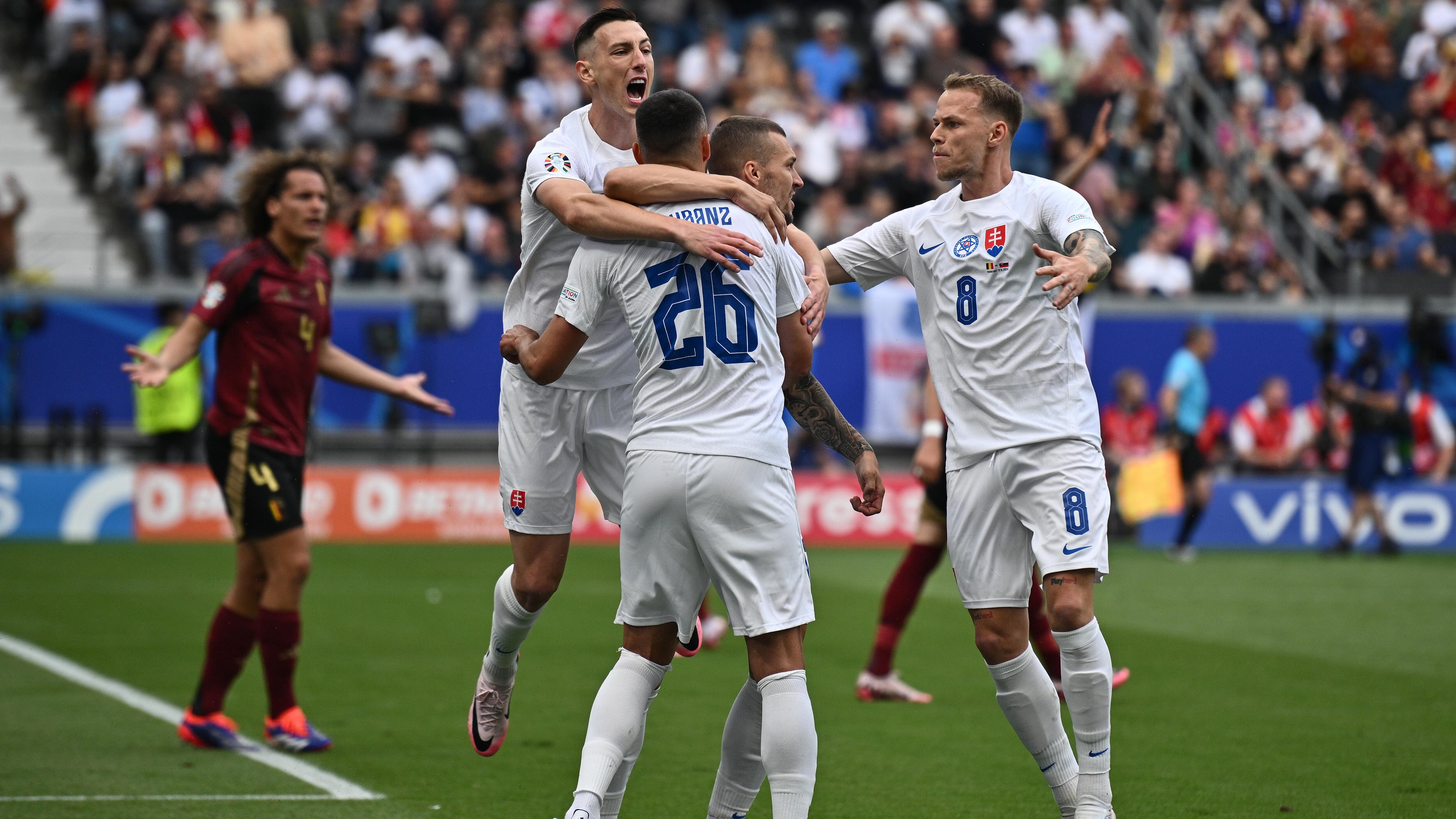 Eslovaquia celebra el único tanto del partido, con el que venció a Bélgica.