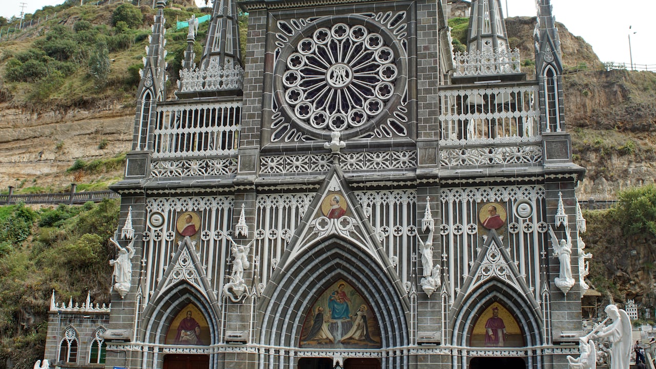 La virgen es la intercesora de las personas con enfermedades y angustias.