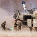 Israel respondió bombardeando desde el sábado el empobrecido y superpoblado enclave palestino, movilizó a 300.000 reservistas y desplegó a decenas de miles de soldados alrededor de Gaza y en la frontera norte con Líbano.