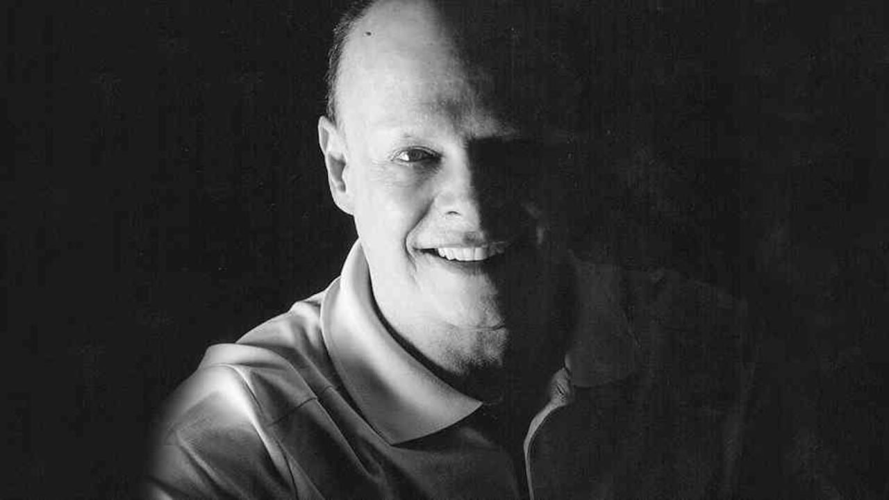 Gómez ha vivido más de 30 años en París, pero conserva intacto su acento paisa. Todos los años procura regresar a Girardota.