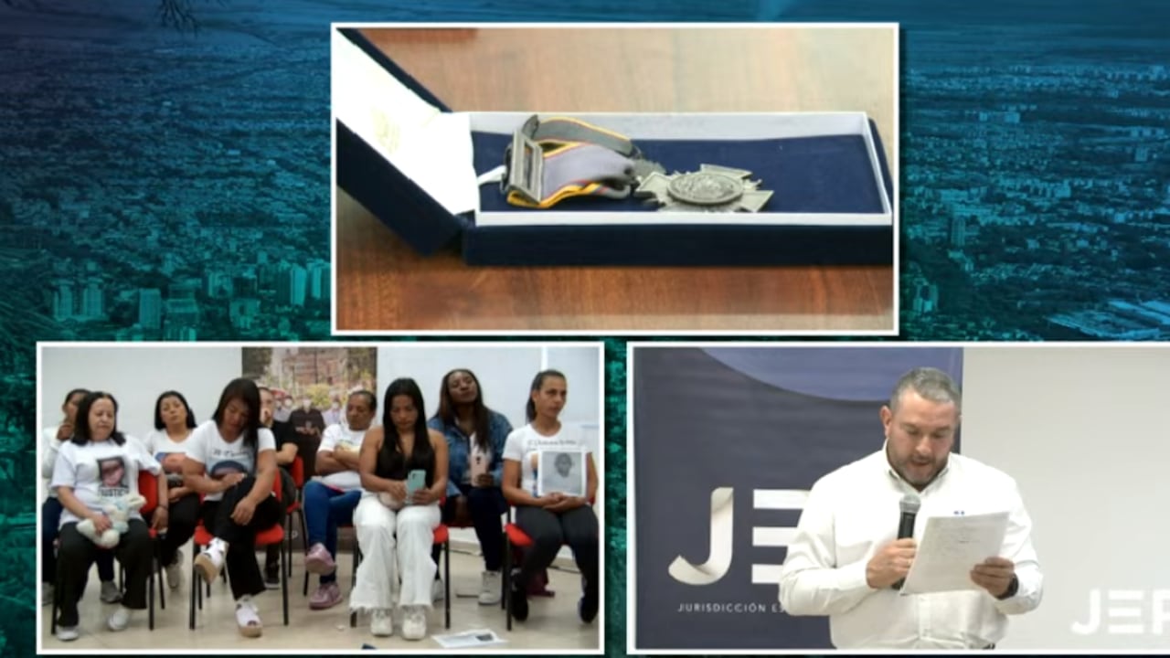 Dos altos oficiales del Gaula devuelven sus medallas frente a víctimas de falsos positivos en Cali.