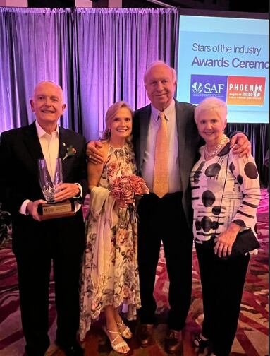 Augusto Solano recibe reconocimiento de entrar al Salón de la Fama de la floricultura.