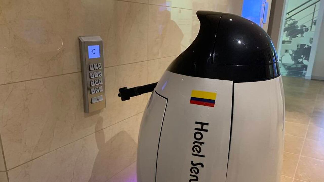 Thalon saca su brazo para pedir el ascensor.