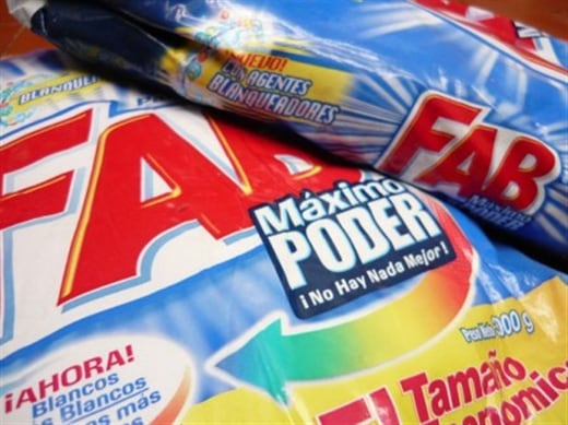 A principios de la década pasada, se dio el proceso de compra por parte de Unilever de la línea de detergentes Fab, Lavomatic y Vel, de Colgate-Palmolive.