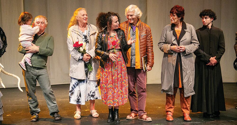 Barba, en los talleres que ha protagonizado en Bogotá. Lo acompañan Julia Varley, Sofía Monsalve y Patricia Ariza.