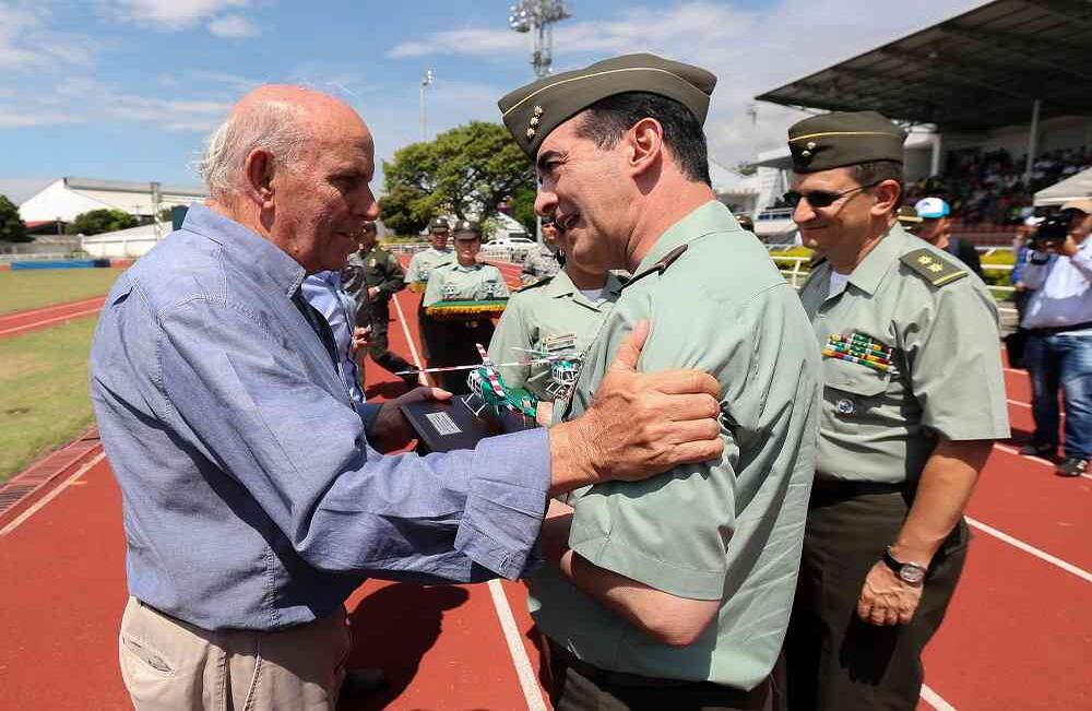 El alcalde de Cali, Maurice Armitage, recibe a manos del mayor general William René  Salamanca Ramírez, comandante Región 4 de Policía, un modelo a escala del nuevo helicóptero de la  Institución, el miércoles 5 de julio de 2017, en Cali, durante el lanzamiento de la aeronave —un Bell 407 de fabricación estadounidense— que será utilizado en la lucha contra el crimen organizado, la delincuencia común y que contribuirá al mejoramiento de la seguridad pública y ciudadana. Foto: Carlos Julio Martínez / SEMANA