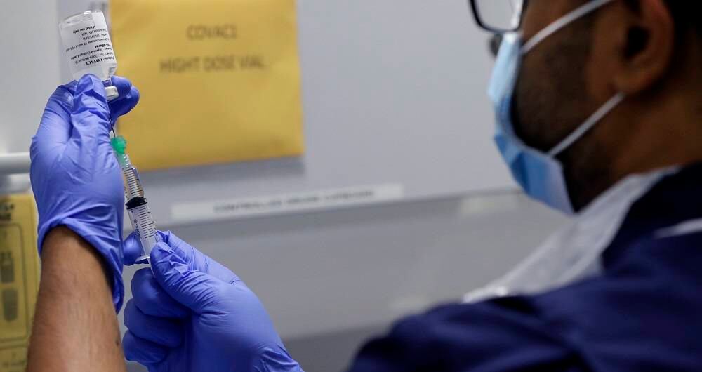 Una eventual vacuna de AstraZeneca que producirán México y Argentina contra la covid-19 podría estar disponible en el primer trimestre de 2021.