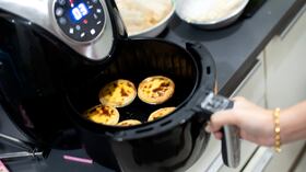 Freidora de aire en casa, tarta de huevo (enfoque selectivo)