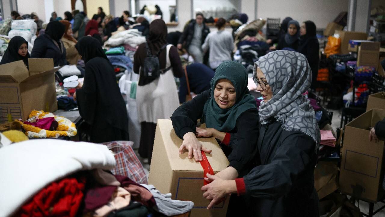 Miembros de la comunidad turca en Londres preparan ayuda para enviar a Turquía tras un terremoto mortal.