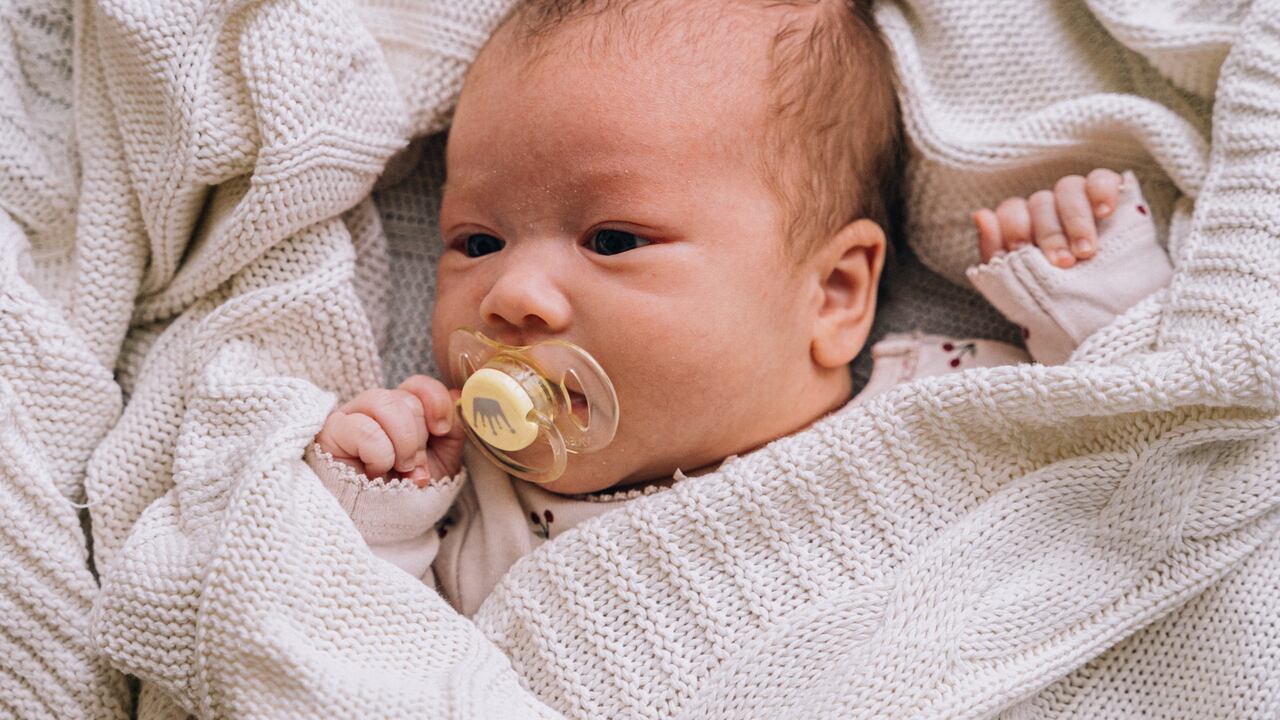 El chupo integra una serie de sensores selectivos que miden las concentraciones de iones de sodio y potasio en la saliva de los bebés.
