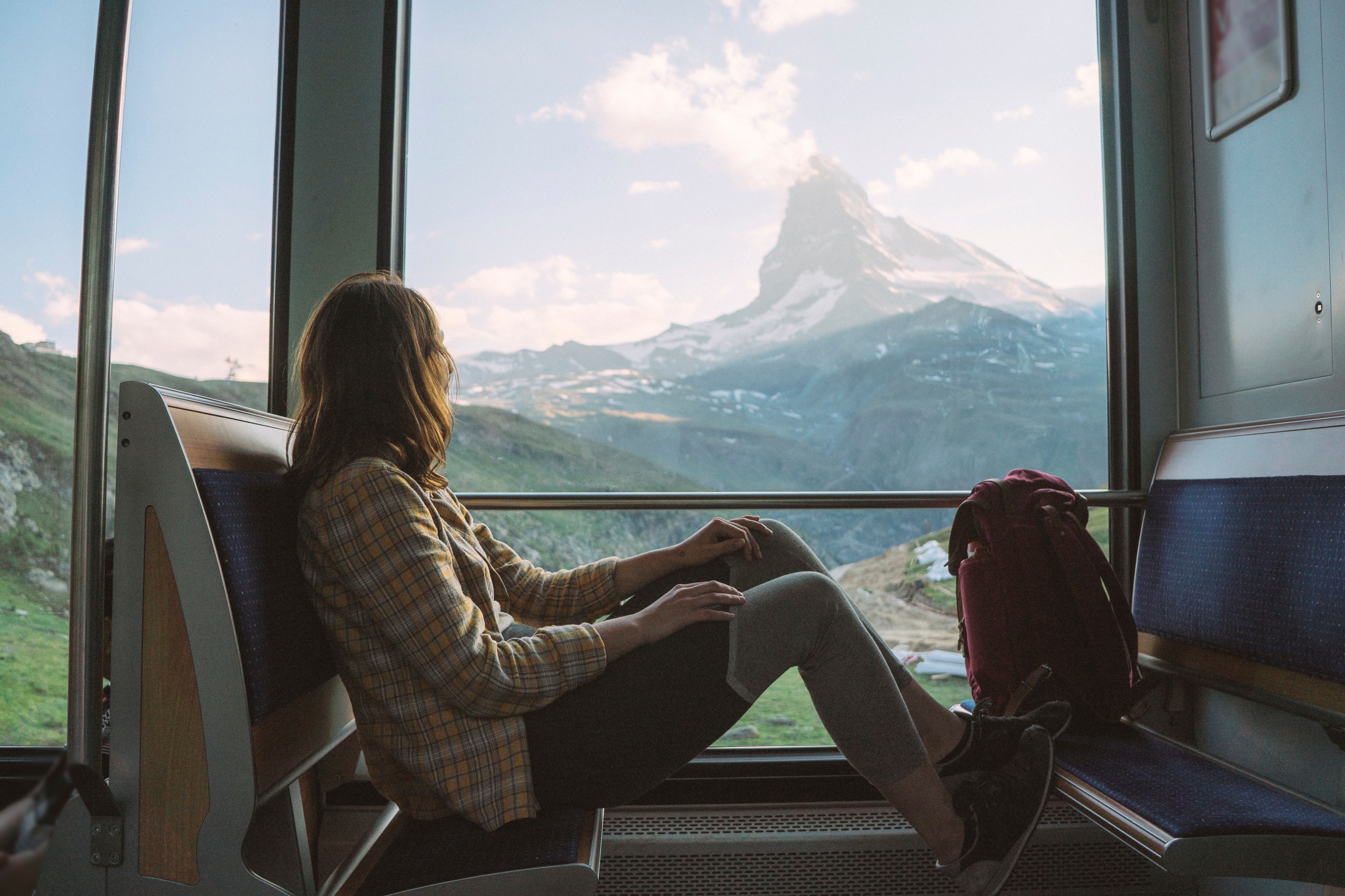 Mujer viajando en el tren de Gornergrat