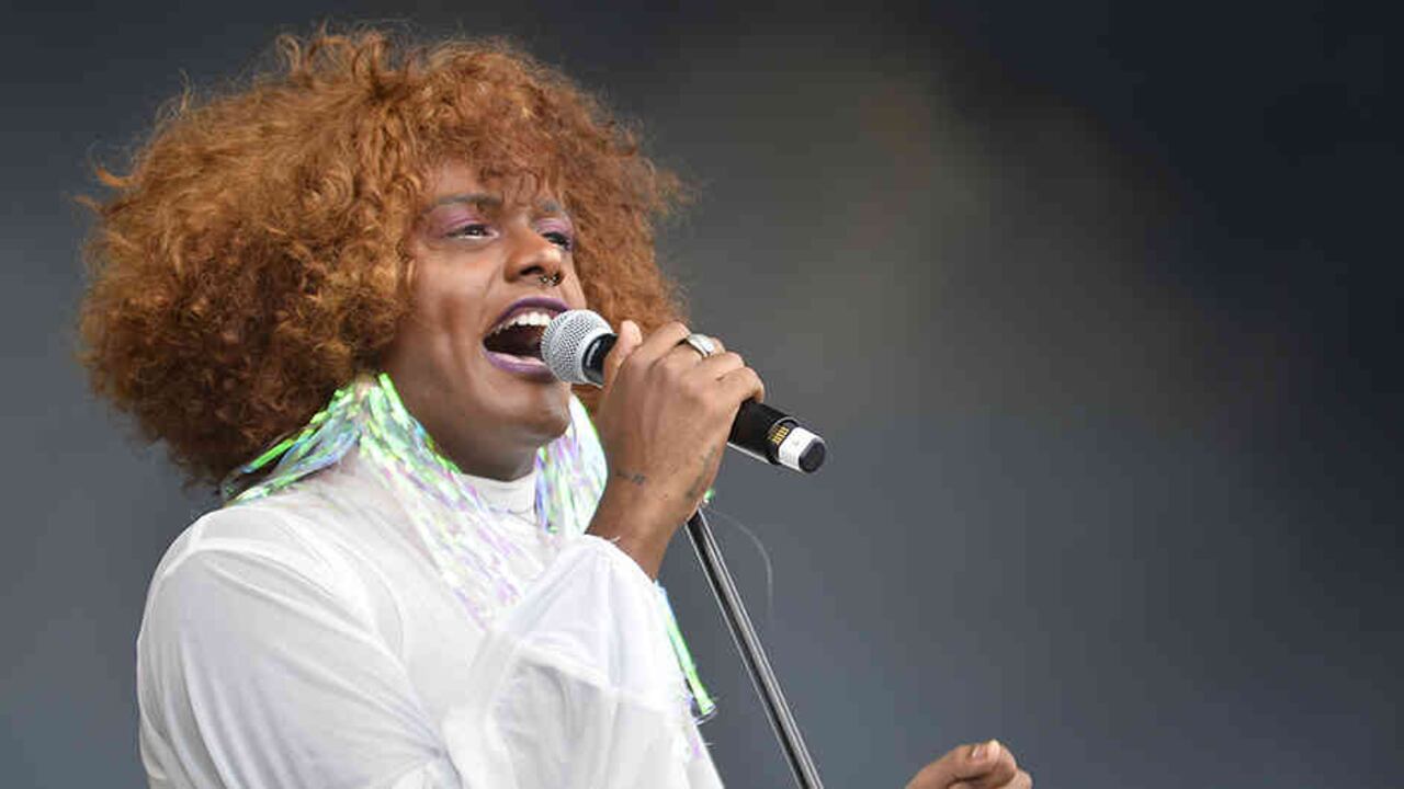 A través de su cuerpo, Liniker manifiesta una postura política con la que busca representación.