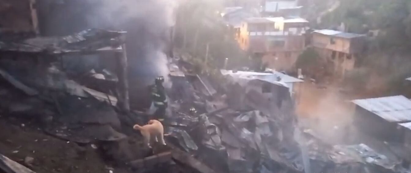 El cuerpo de Bomberos de Armenia, aún se encuentra trabajando en la zona.