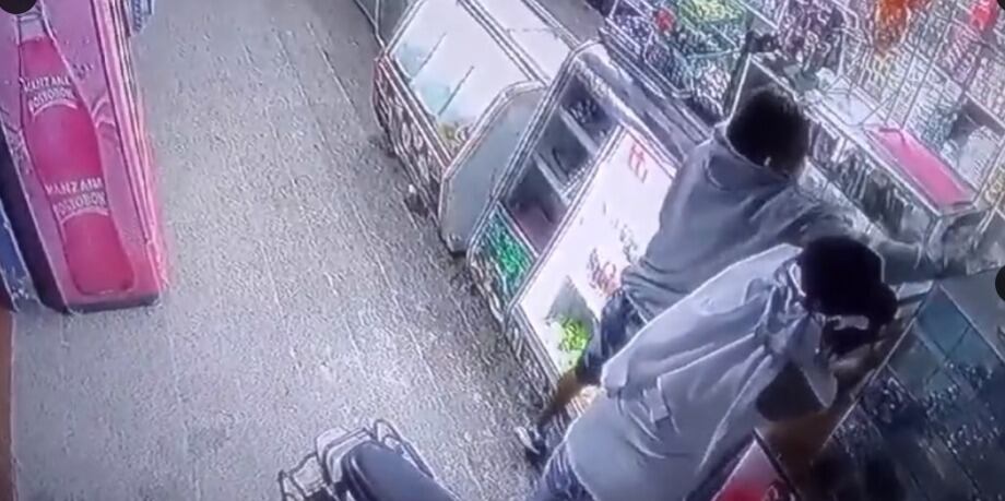 Los dos hombres llegaron armados y disparando contra el tendero