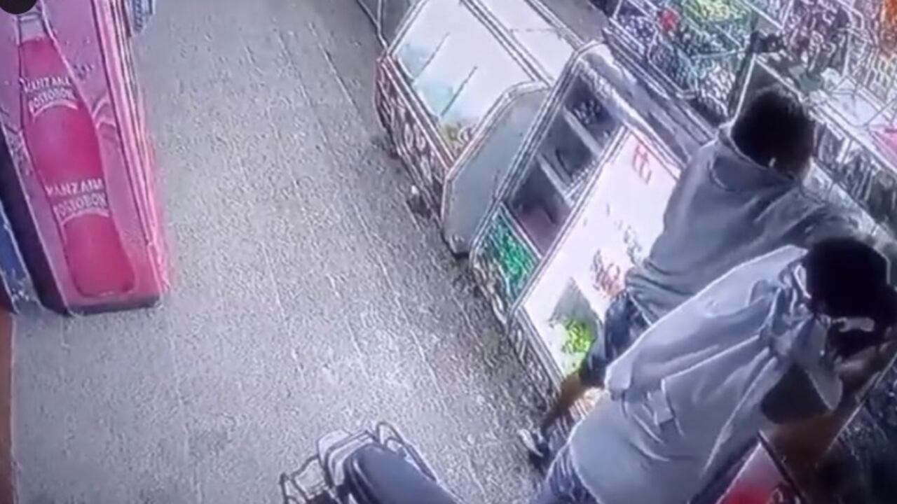 Los dos hombres llegaron armados y disparando contra el tendero