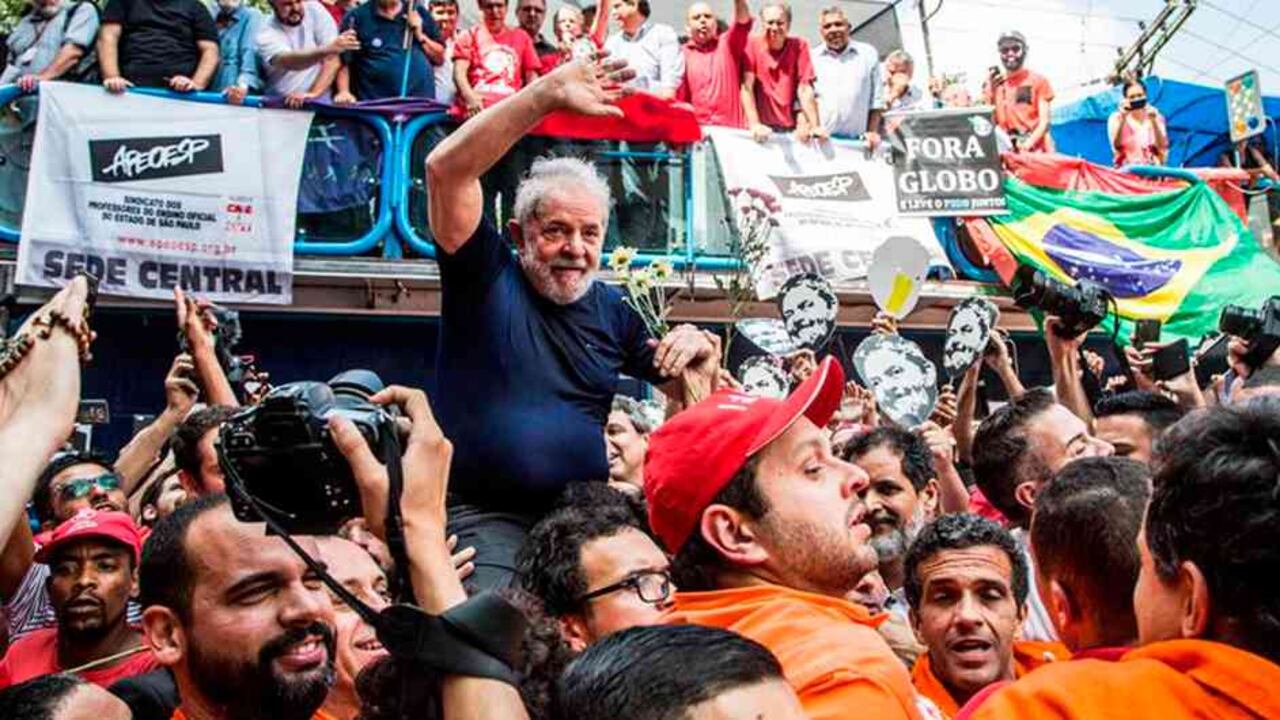 El expresidente brasileño Luiz Inácio Lula da Silva, sentenciado a 12 años y un mes de prisión por corrupción, se entregó a las autoridades federales el pasado 7 de abril.