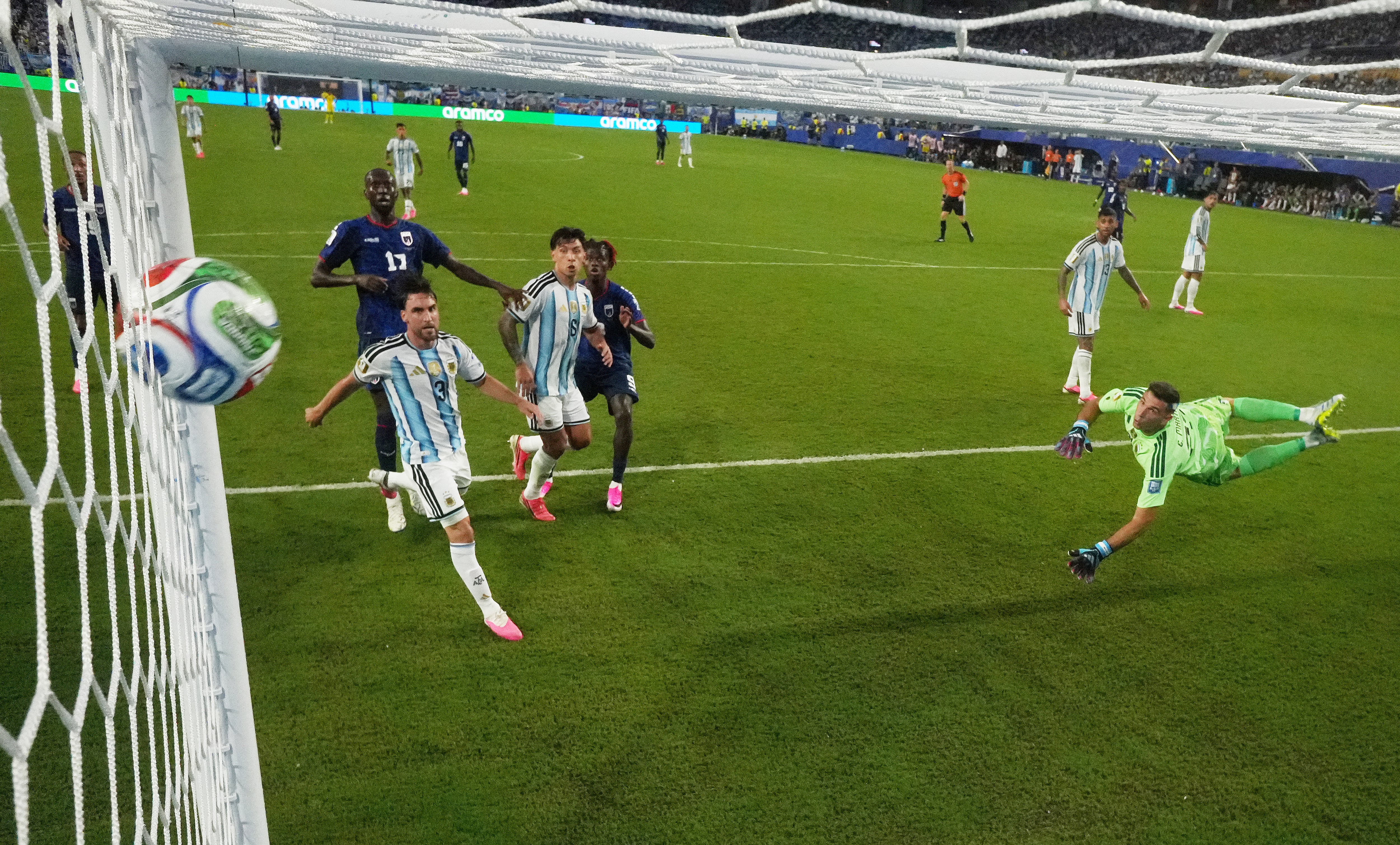 Así se incrustó en el ángulo el gol de Sidny Lopes Cabral, de Cabo Verde