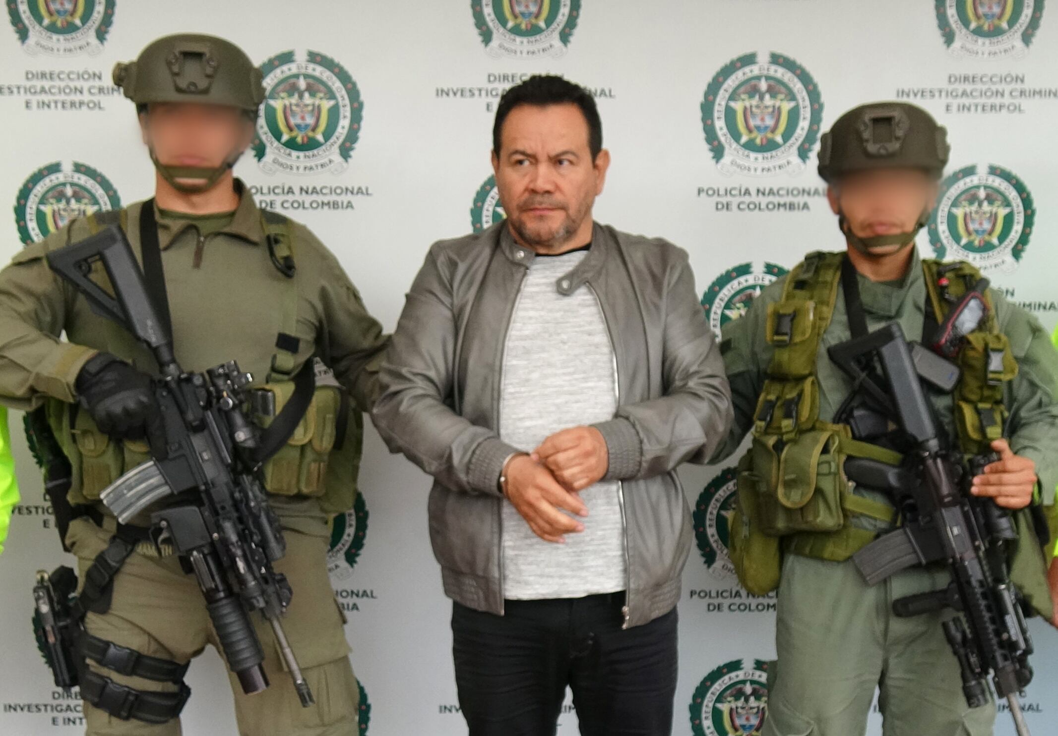 Orlando Sánchez Cristancho, conocido como ‘El hombre del overol’, fue puesto a disposición de la Interpol y el FBI que lo requieren por varios delitos, entre ellos lavado y fraude bancario.