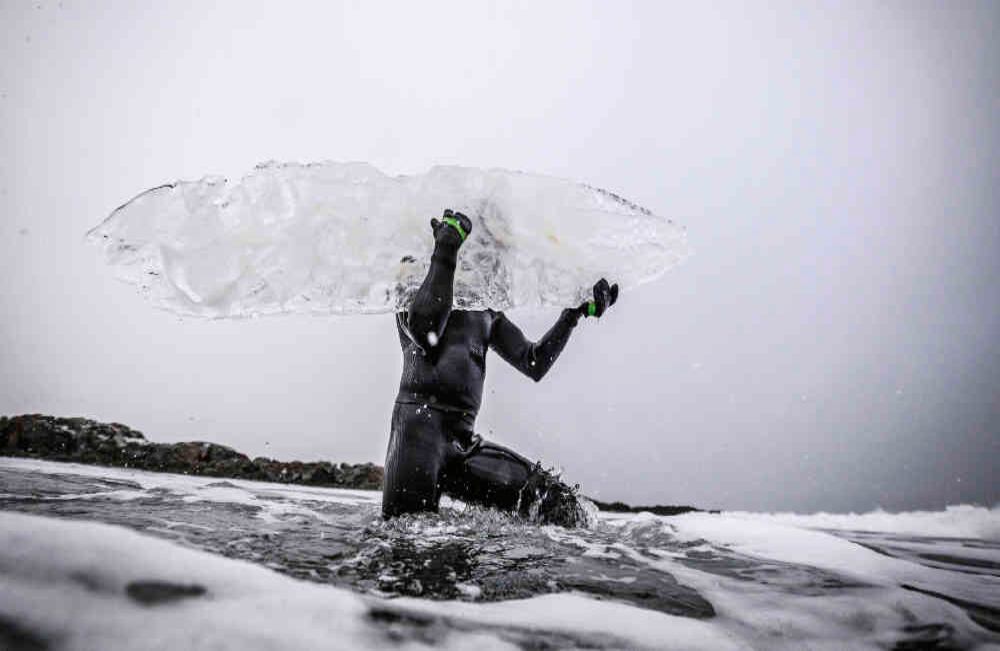 El horror de una crisis monumental: El surfista Pontus Hallin entra al agua con su tabla de surf de hielo cerca de Straumnes, en las islas Loften, sobre el Círculo Polar Ártico. Esta zona estaba completamente congelada unos años atrás. Ahora, solo se ven enormes grietas y lagos que evidencian el derretimiento de los glaciares. La crisis medioambiental fue uno de los grandes temas en las agendas de los políticos este año. Aunque muy pocos se comprometieron a hacer algo significativo. Foto: Oliver Morin/ AFP