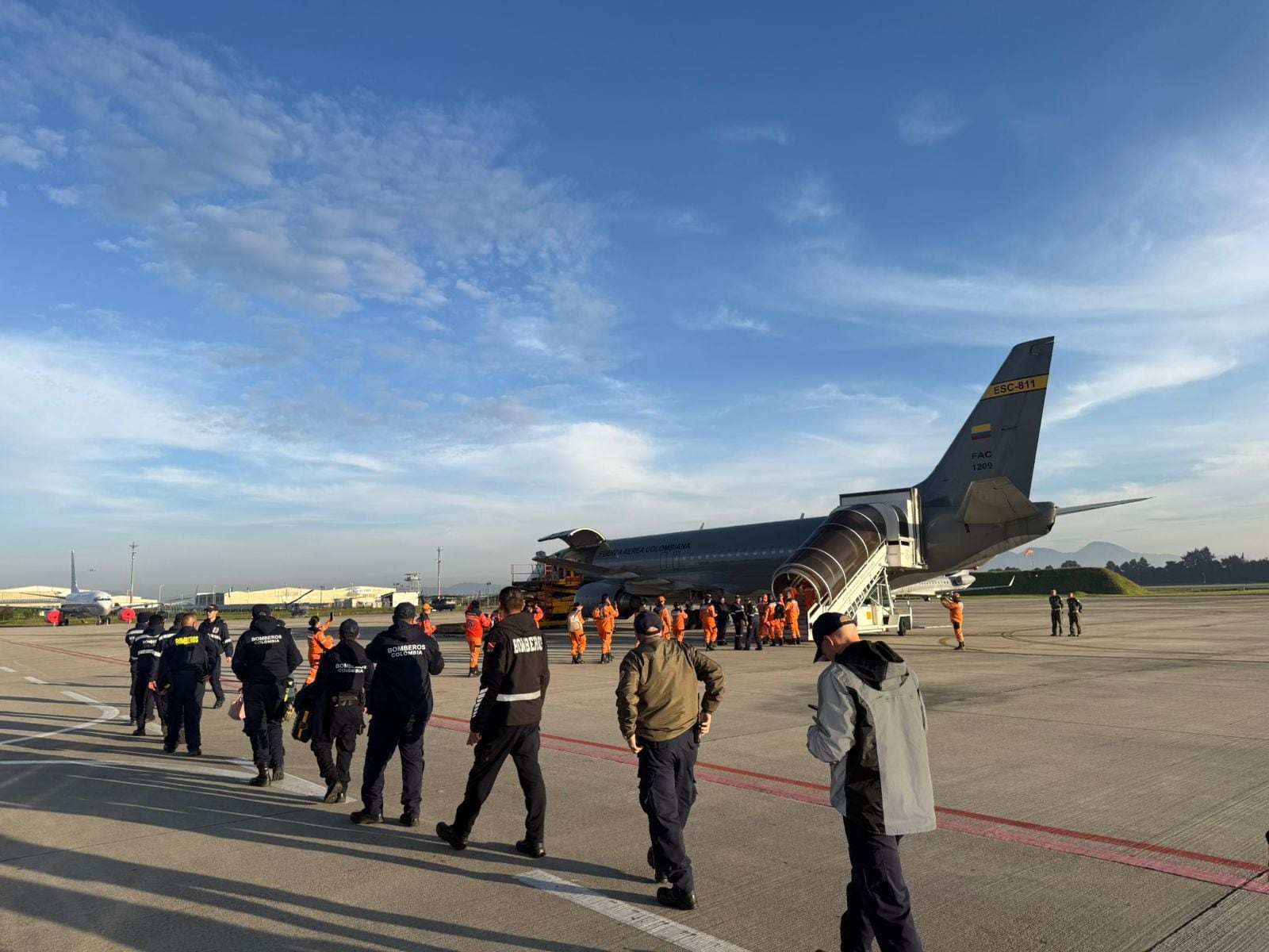 Voluntarios y personal de organismos de socorro viajando en avión de la Fuerza Aérea a Montería, Córdoba.