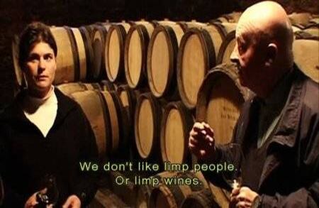 Mondovino (2004) Este documental sobre la producción de vino muestra una nueva perspectiva de la industria en la que influyen factores antropológicos y políticos. Así, el vino, una bebida asociada con la reunión y la cercanía, cambia radicalmente a un agente antagónico, sujeto a las condiciones que la globalización impone a los trabajadores de viñedos.