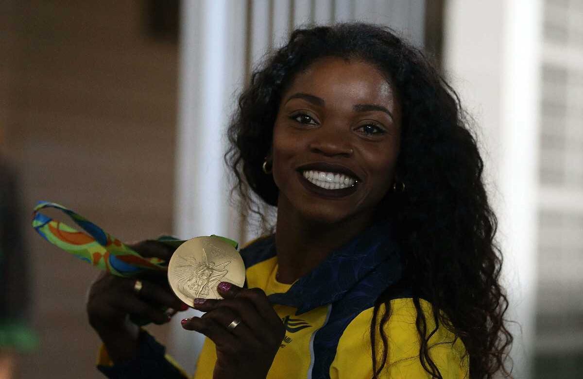 Fue imposible esconder la alegría y al fin poder tener la medalla dorada. EFE/Marcelo Sayão