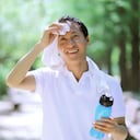 Los expertos en dermatología y genética han debatido ampliamente sobre cómo la mutación ABCC11 puede influir en la composición del sudor y, en última instancia, en la ausencia de olor percibido en la transpiración de los coreanos.