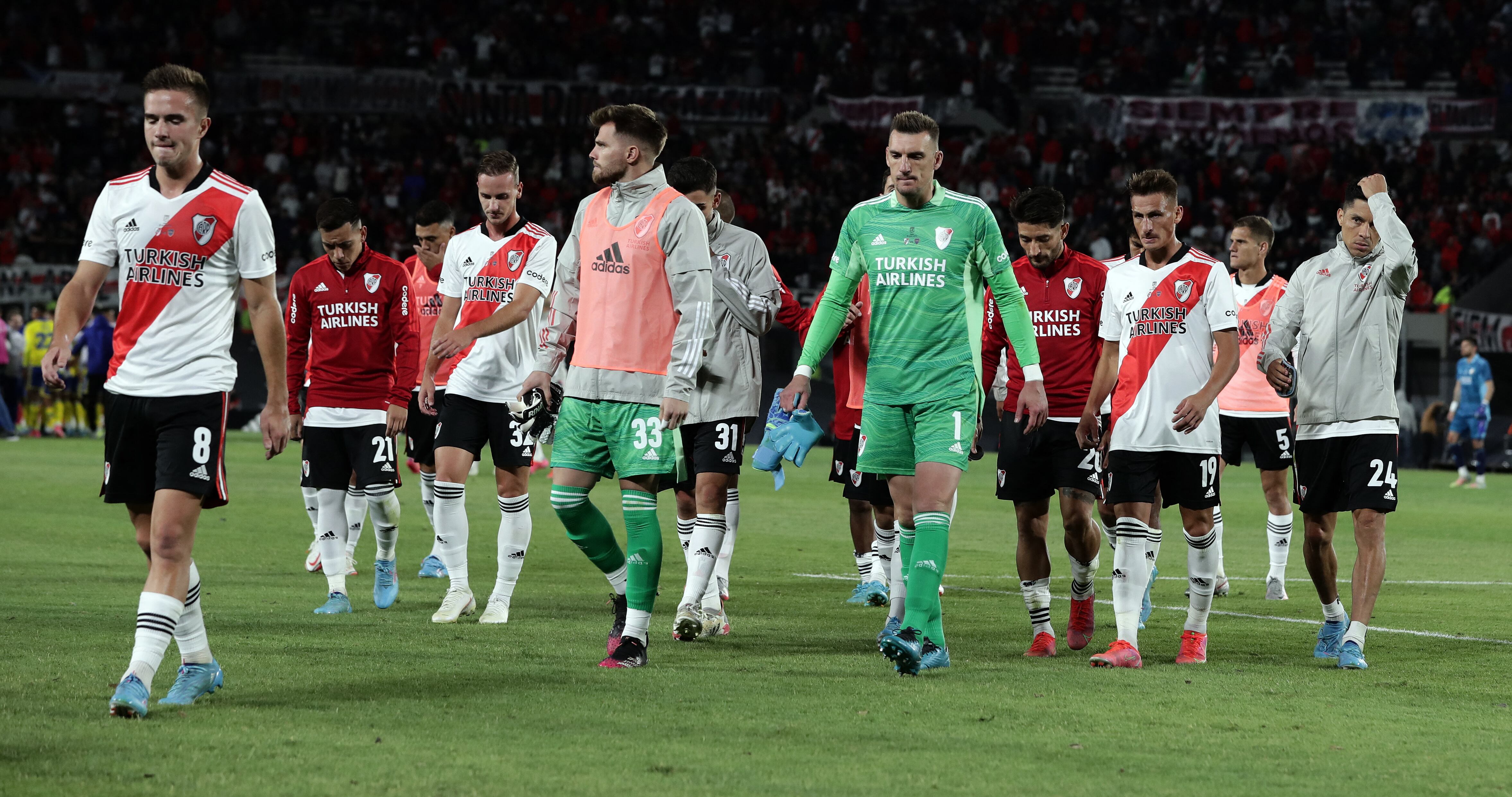 Los jugadores de River Plate abandonan la cancha luego de perder 1-0 ante Boca Juniors en su partido de la Liga Argentina de Fútbol Profesional en el estadio Monumental de Buenos Aires, el 20 de marzo de 2022. (Foto de ALEJANDRO PAGNI / AFP)