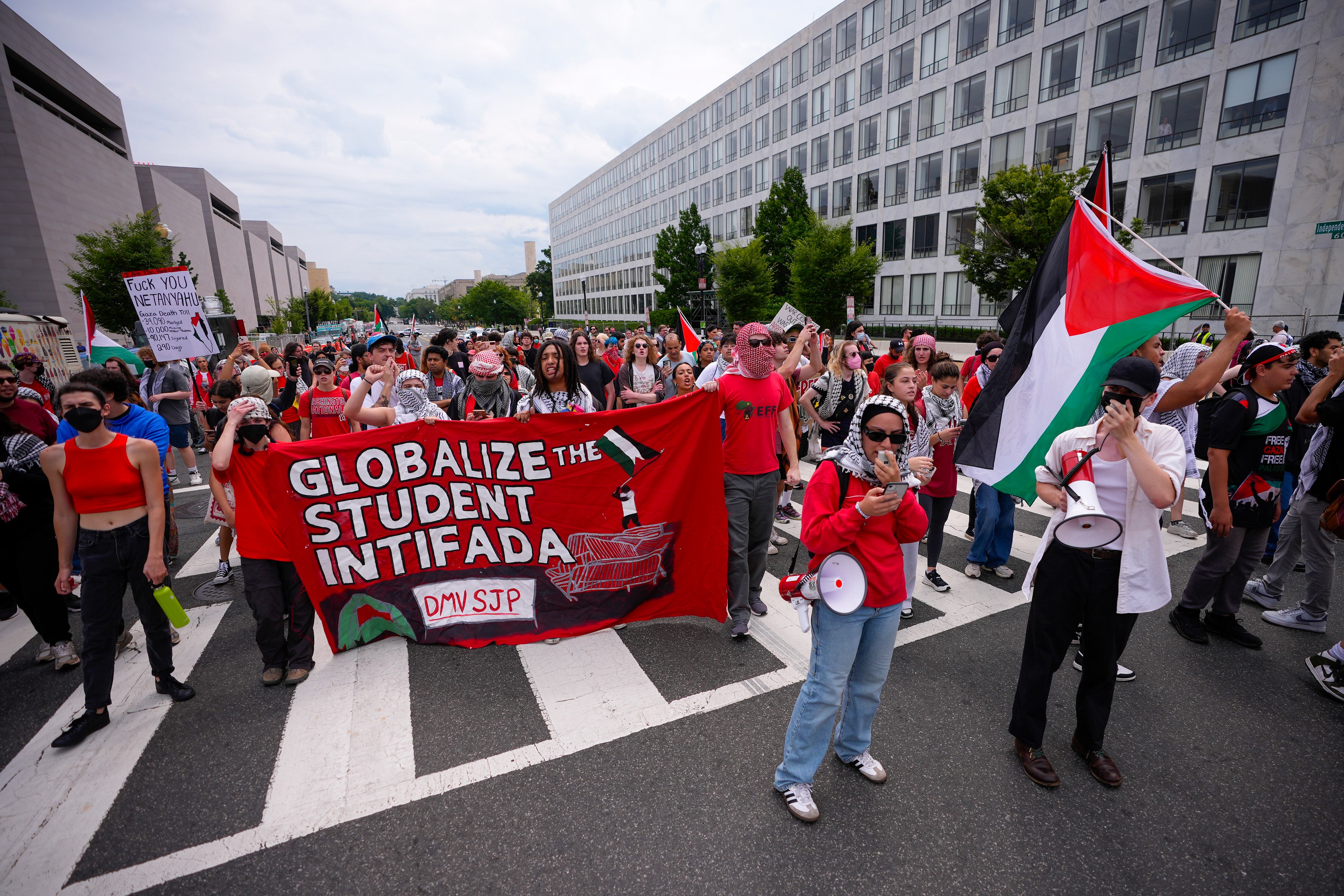 Manifestantes marchando por la Avenida Independencia, cerca del National Mall, antes de la visita programada del primer ministro israelí, Benjamin Netanyahu, al Capitolio de los Estados Unidos, el miércoles 24 de julio de 2024, en Washington. (Foto AP/Matt Slocum)