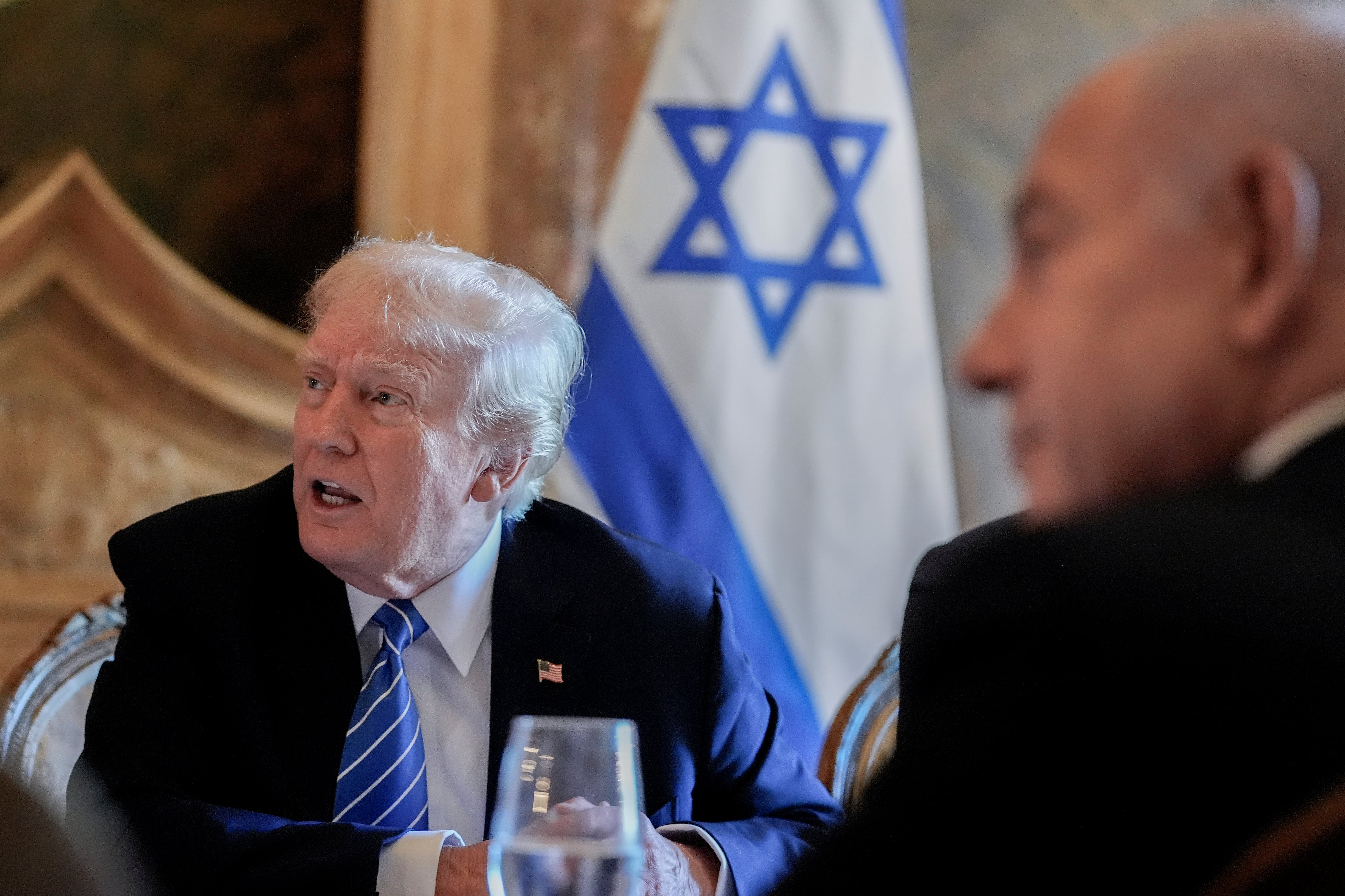 El candidato presidencial republicano, el expresidente Donald Trump, se reúne con el primer ministro israelí, Benjamin Netanyahu, en su finca de Mar-a-Lago, el viernes 26 de julio de 2024, en Palm Beach, Florida (Foto AP/Alex Brandon).