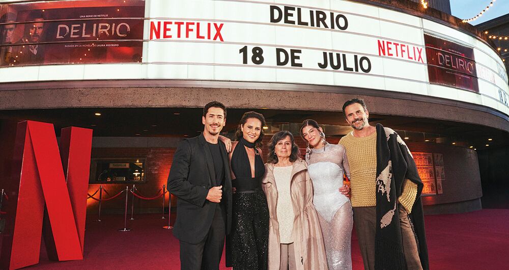 Juan Pablo Urrego, Paola Turbay, Laura Restrepo, Estefanía Piñeres y Juan Pablo Raba, juntos en el Teatro Libre de Chapinero de Bogotá durante el preestreno de la serie. 