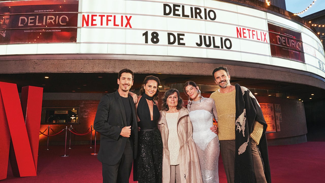 Juan Pablo Urrego, Paola Turbay, Laura Restrepo, Estefanía Piñeres y Juan Pablo Raba, juntos en el Teatro Libre de Chapinero de Bogotá durante el preestreno de la serie.