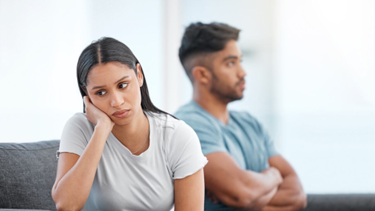 Para protegerse emocionalmente, es fundamental trazar límites claros, evitar conversaciones sensibles y recordar que el problema es del otro individuo. No se debe involucrarse en su conflicto ni intentar cambiar su comportamiento.