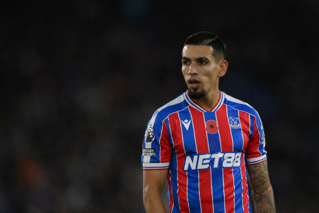 Daniel Muñoz durante un partido contra el Brentfort.