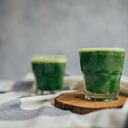 El batido de espinaca, apio, manzana y limón junto con una dieta saludable y actividad física puede ayudar a bajar los niveles de azúcar en la sangre.