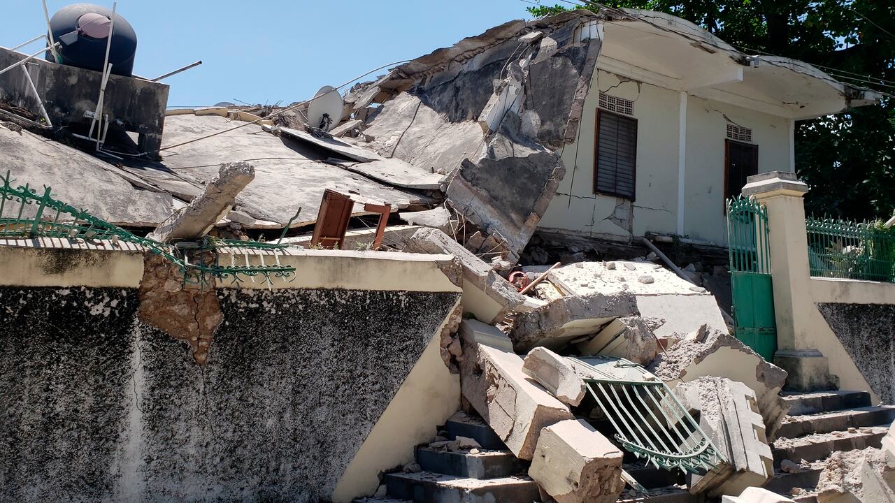 La residencia del obispo católico está dañado después de un terremoto en Les Cayes, Haití, sábado, 14 de agosto de 2021. (Foto de AP / Delot Jean)