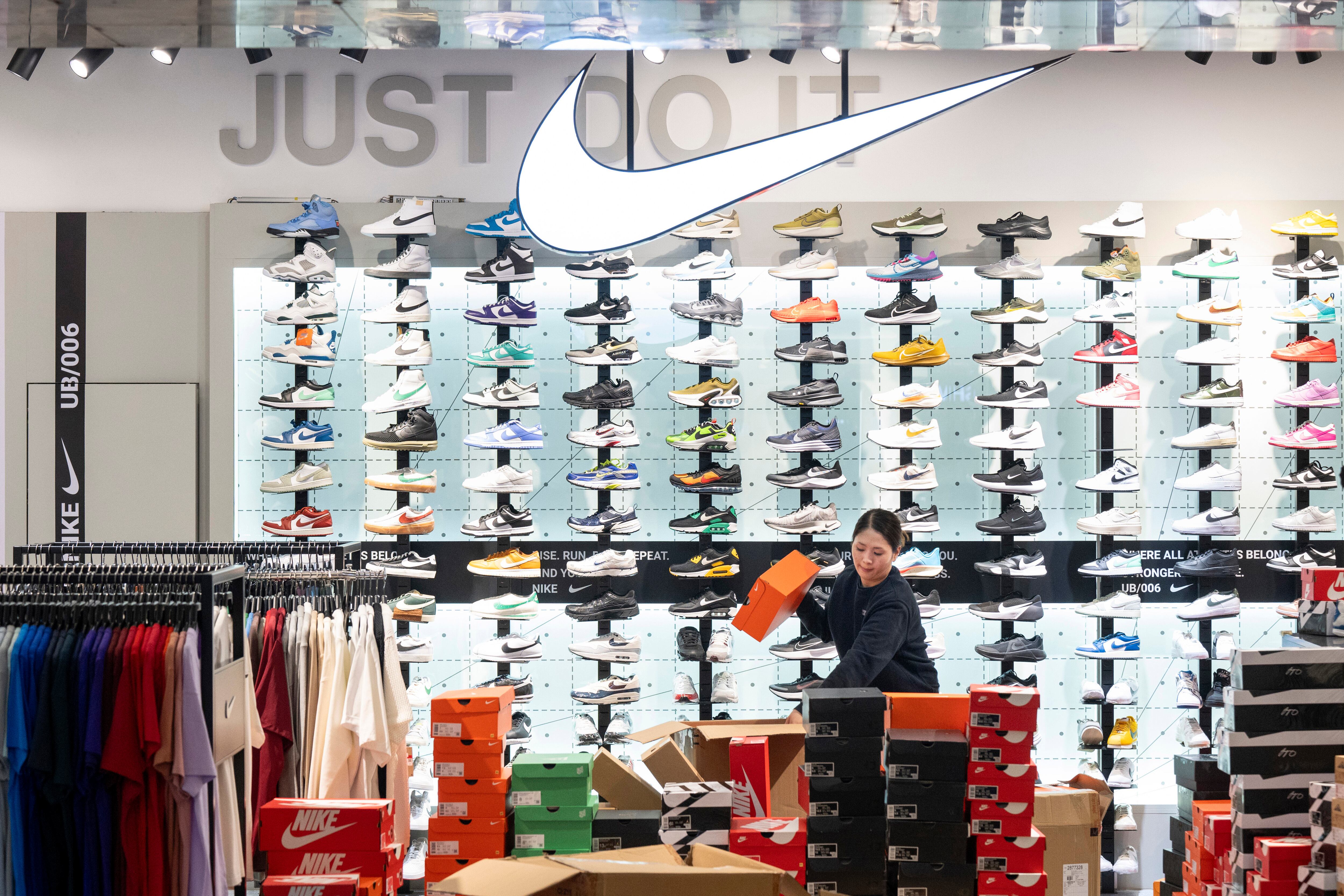 RTFKT, adquirida por Nike en diciembre de 2021, se destacó por fusionar moda, tecnología y cultura digital, alcanzando notoriedad con proyectos como CloneX, desarrollado en colaboración con el artista Takashi Murakami.