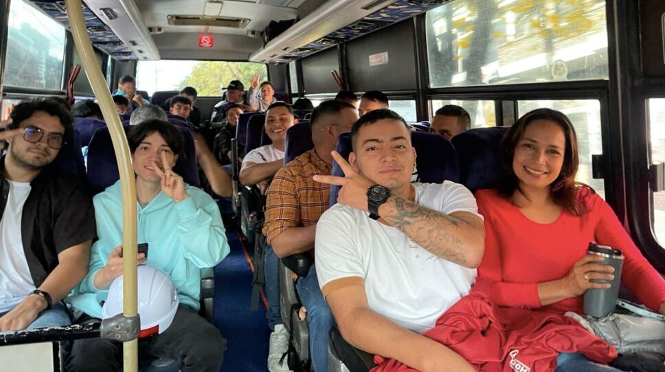 Estudiantes y profesores en bus accidentado en La Línea.