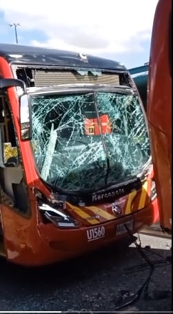 Así quedó la parte delantera de uno de los articulados.