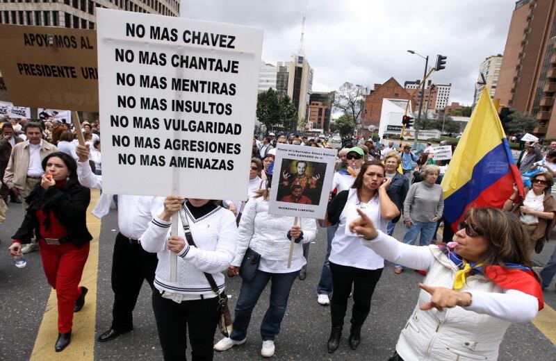 En la calle 72 con carrera séptima, decenas de personas con camisetas blancas y algunos letreros protestaron contra el presidente de Venezuela, Hugo Chávez. 