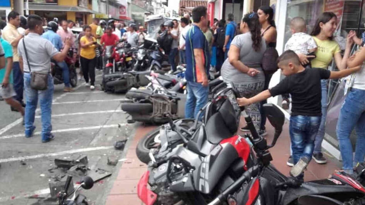 Hasta el momento van 19 personas heridas y dos más fallecidas. Las víctimas fatales serían una adulta mayor y un hombre.