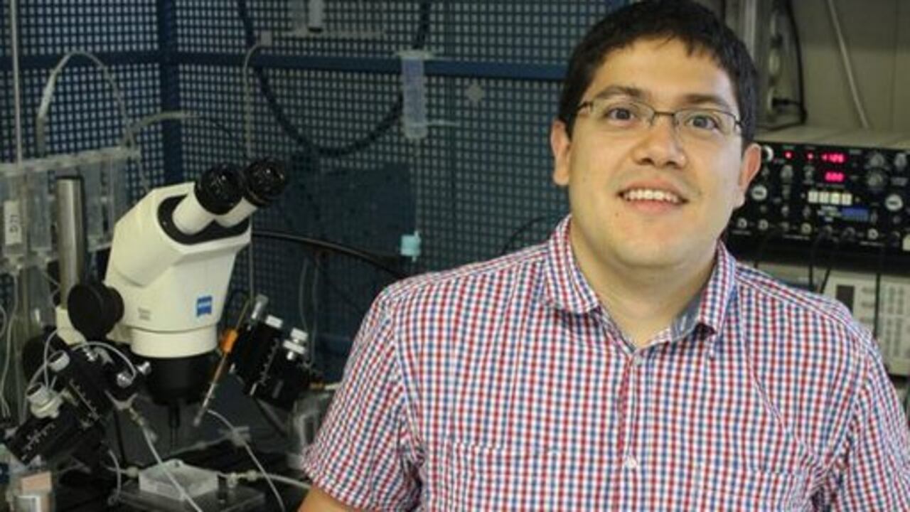 Juan Camilo Gómez Posada posa en su laboratorio del Instituto Max Planck de Medicina Experimental, en Gotinga.