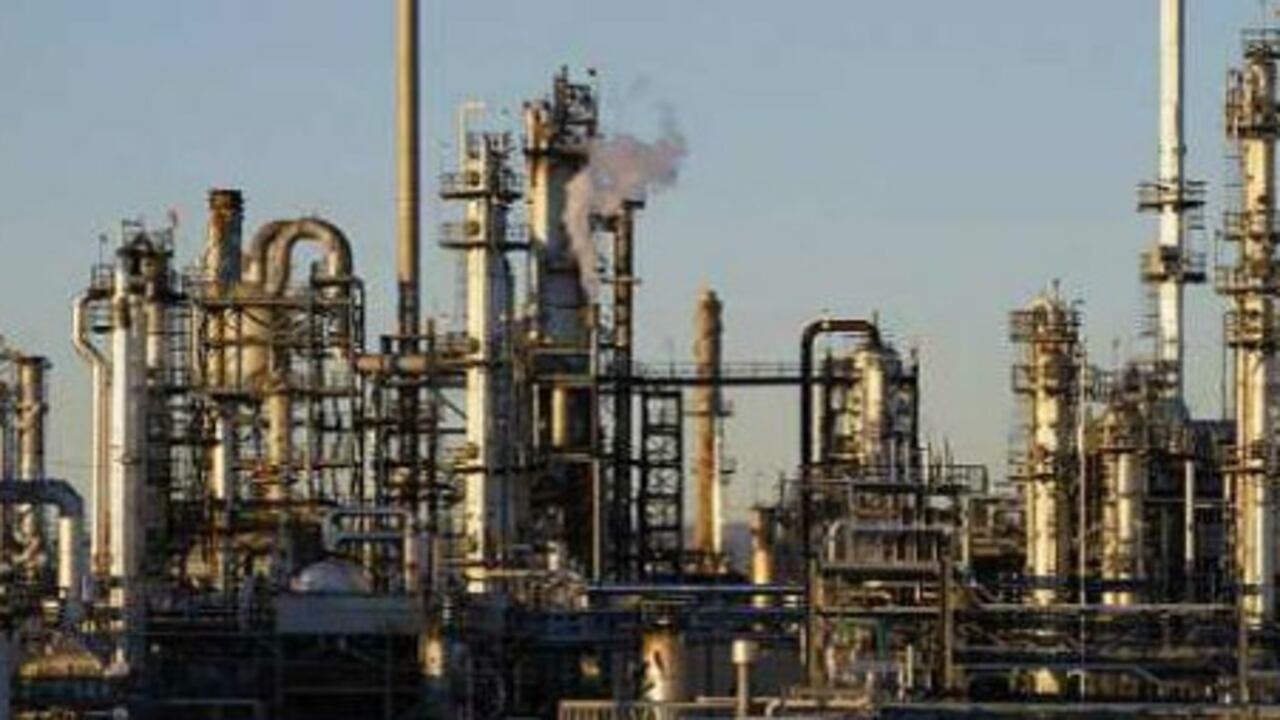 Con su economía en recesión desde 2014, Venezuela busca nuevos ingresos en medio de la caída global de los precios del petróleo.