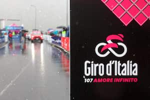 Giro de Italia, golpeado por las malas condiciones del clima en la frontera con Suiza.