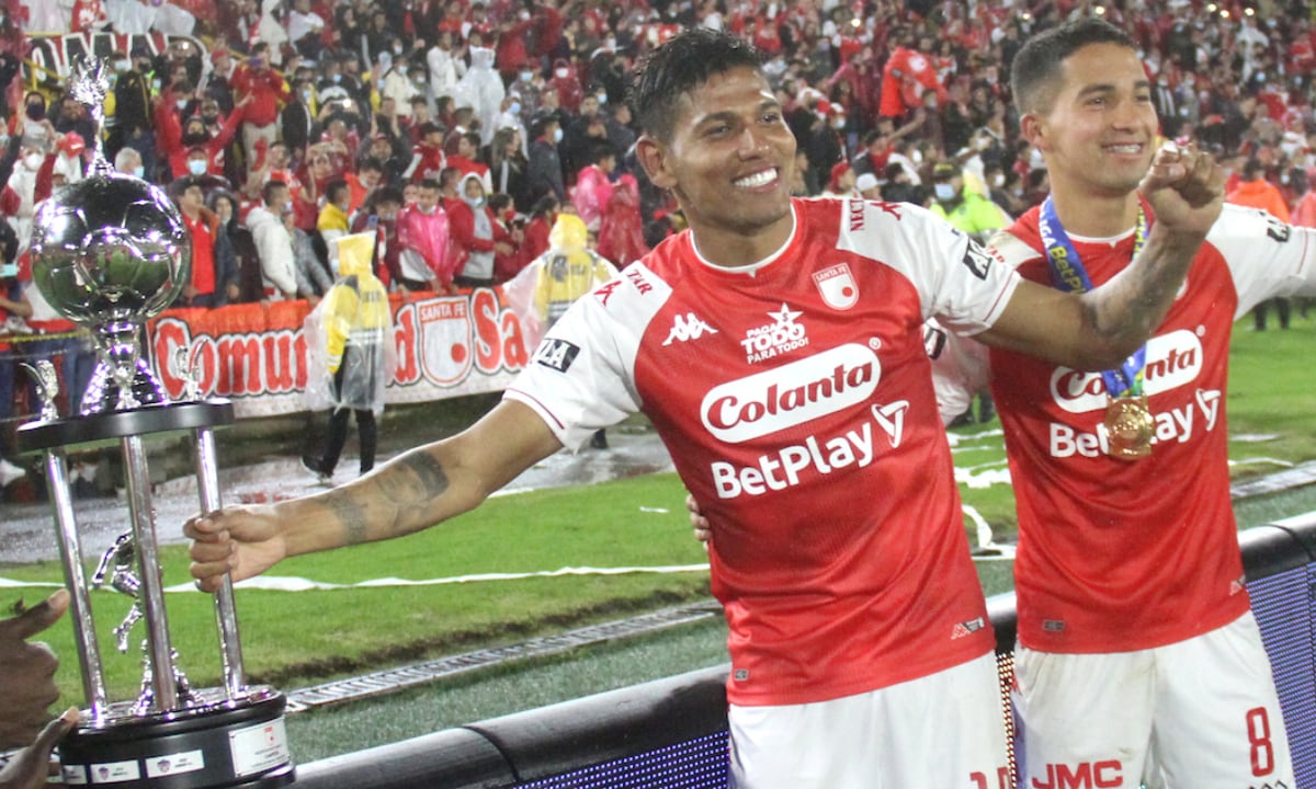 Alex Mejía celebra el título de la Superliga conseguido con Santa Fe frente a América en El Campín